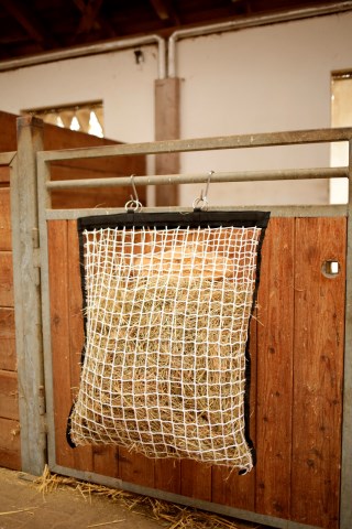 Hay net with filling aid 