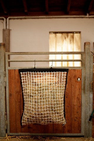 Hay net with filling aid 