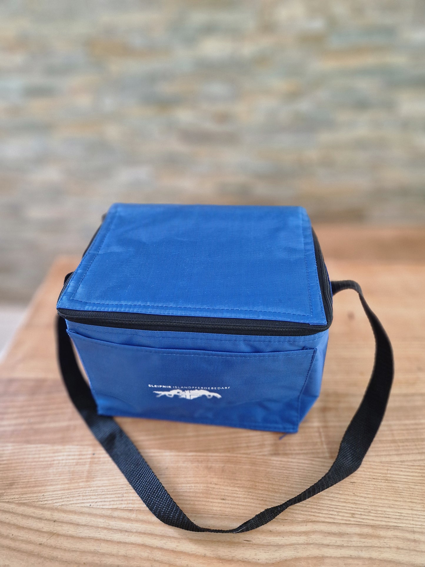 Wasserfeste kleine Kühltasche mit Sleipnir Islandpferdebedarflogo