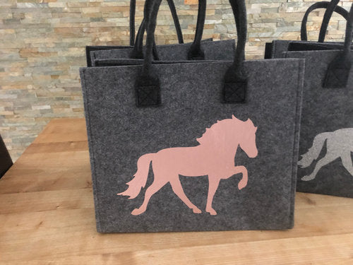 Wunderschöne, dunkelgraue Tasche mit Tölter personalisiert