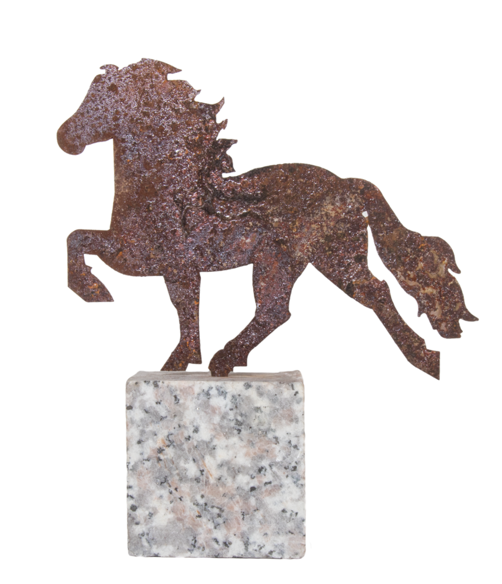 Dekoratives Pferd aus rostigem Stahl auf Granitstein von Karlslund