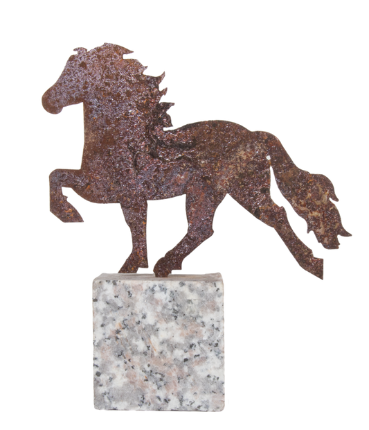 Dekoratives Pferd aus rostigem Stahl auf Granitstein von Karlslund