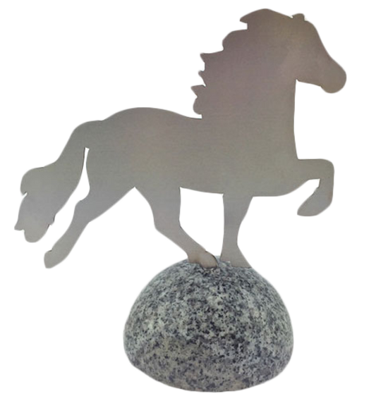 Dekoratives Pferd, aus Edelstahl auf poliertem Granitstein von Karlslund